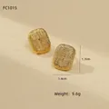 Dettaglio di orecchini rettangolari dorati con texture satinata, 1,7 cm x 1,4 cm - Stile Rettangolare Opaco (NMSE-C632-2)