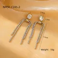Detalle de pendientes dorados con borlas de cristal y medidas de longitud de 6,5 cm - Estilo de Borla de Strass con Piedra Cuadrada Blanca (NMSE-C245-2)