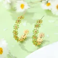 Créoles dorées en forme de C avec marguerites en émail vert et finition en acier poli - Créoles en Émail Vert Clair