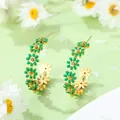 Vue détaillée des boucles d'oreilles créoles marguerite avec émail vert sur acier doré - Créoles en Émail Vert Foncé