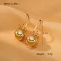 Detalle de pendientes de bola dorada sobre seda con medidas y peso del producto - Dorado (NMSE-C3210-1)