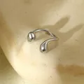 Detailansicht eines silbernen flüssigen Tropfenrings mit poliertem Hochglanz-Finish - Flüssiglinienring (FCR10-2 Stahlfarbe)
