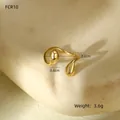 Detailansicht eines goldfarbenen Tropfenrings mit 2,2cm Breite und poliertem Design - Flüssiglinienring (FCR10-1 Gold)
