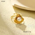 Dettaglio anello a conchiglia in oro titanio con perla, larghezza 1,8 cm, peso 3,3 g - Stile Aperto con Conchiglia e Perla / Oro