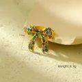 Χρυσό δαχτυλίδι φιόγκος με πολύχρωμα στρας σε πέτρινη βάση με λεπτομέρειες - Χρυσός 18K / Δαχτυλίδι Φιόγκος Πολύχρωμα Στρας