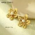 Boucles d'oreilles fleur dorée avec texture martelée et incrustation de perle - Boucles d'oreilles perles martelées dorées (NMSE-C549-1)