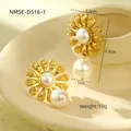 Boucles d'oreilles fleur dorées avec perles blanches présentées sur de la céramique - Boucles d'oreilles pendantes tournesol en perles (NMSE-D516-1)