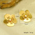 Détail de boucles d'oreilles pétales dorées avec perles, mesurant 3,8 cm, montrant la texture - Grandes boucles d'oreilles clous fleur dorée (NMSE-C553-1)