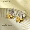 Détail de boucles d'oreilles fleur, texture de pétale, 4cm de long, finition or et argent - Boucles d'oreilles bicolores or et argent (NMSE-C631-3)