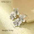 Détail macro de boucles d'oreilles fleurs argentées avec pétales texturés et perles - Boucles d'oreilles fleur brossée argentée (NMSE-C631-2)