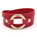 Drielagige rode lederen wikkelarmband met een grote gouden ronde metalen ring gesp - Rood