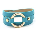 Lichtblauwe meerlaagse kunstlederen wikkelarmband met gouden ring en metalen studs - Blauw