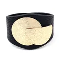 Φαρδύ μαύρο βραχιόλι από δέρμα PU με μεγάλη σφυρήλατη χρυσή στρογγυλή μεταλλική πλάκα - Μαύρο
