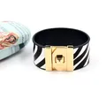 Brede zebraprint PU-lederen manchetarmband met een opvallende goudkleurige draaisluiting - Zebra Print