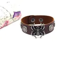 Gros plan du bracelet punk en cuir marron avec araignée en métal et clous argentés - Marron