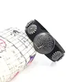 Pulsera de cuero negro estilo punk con el árbol de la vida y remaches de girasol - Negro