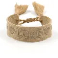 Detail van kaki geweven vriendschapsarmband met LOVE-borduurwerk en decoratieve kwastjes - Khaki LOVE Stijl