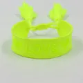 Detailopname van neongele LOVE vriendschapsarmband met hartmotieven en kwastjes - Neon Geel LOVE Stijl