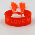 Detail van de oranje geweven vriendschapsarmband met LOVE-borduurwerk en hartjes - Neon Oranje LOVE Stijl