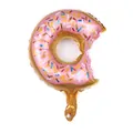 Detalle del globo de dónut con glaseado rosa, virutas de colores y marca de mordisco - Donut