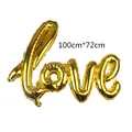 Dettaglio del palloncino Love in alluminio dorato 100x72cm con texture metallica - Oro