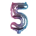 Detail eines rosa-blauen Folienballons Nummer 5 mit metallisch glänzender Oberfläche - Farbverlauf 5
