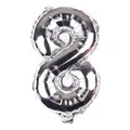 Nahaufnahme der silbernen Folienballon-Zahl 8 mit versiegelten Kanten und Metalleffekt - Silber 8