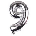 Detail eines silbernen Folienballons Nummer 9 mit glänzendem Finish für Partys - Silber 9