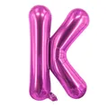 Détail d'un ballon en aluminium brillant rose rouge en forme de lettre K pour fête - Rose Rouge K