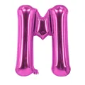 Détail d'un ballon lettre M rose rouge en aluminium avec finition métallique brillante - Magenta M