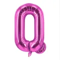 Détail d'un ballon en aluminium lettre Q rose vif avec finition métallique et bords scellés - Rose Rouge Q