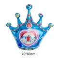 Detalle de globo corona azul 70x80cm con gemas de colores y diseño de corazón rosa - Corona Grande / Azul