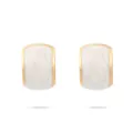 Dettaglio di orecchini minimalisti placcati in oro con intarsio in smalto marmorizzato crema - Stile Marmorizzato Bianco Crema (NMSE-C121-4)