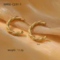 Detail of 3cm twisted golden C-shape stud earrings in polished stainless steel - 18K Gold / Gold Twisted Texture C-Shaped Style (NMSE-C231-1)