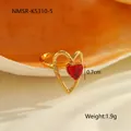 Détail d'une bague cœur plaquée or avec zircon rouge et texture métallique martelée - Bague Cœur Double Couche (NMSR-K5310-5) / Or 18 carats