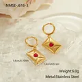 Détail de boucles d'oreilles enveloppe dorées avec zircon coeur rouge en acier - Boucles d'Oreilles Pendantes Cœur Enveloppe (NMSE-J616-3) / Or 18 carats