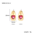 Vue détaillée des boucles d'oreilles cœur en or avec zircon rouge et dimensions de 20mm - Boucles d'Oreilles Cœur Bombé (NMSE-D123-2) / Or 18 carats