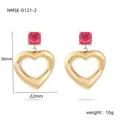 Détail de boucles d'oreilles cœur dorées avec zircon rouge et mesures de taille précises - Boucles d'Oreilles Pendantes Cœur Évidé (NMSE-D121-2) / Or 18 carats