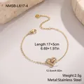 Detail van gouden hart hanger armband met afmetingen 17 plus 5cm en gewicht van 2,5g - Geborsteld Wit (NMSB-L617-4)