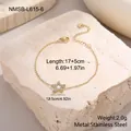 Makro-Detail des Sternanhängers an einem 18K vergoldeten Edelstahl-Kettenarmband - Weiß (NMSB-L615-6)