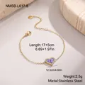 Détail du bracelet cœur violet avec dimensions 17+5cm sur un fond de pierre - Violet (NMSB-L617-6)