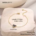 Gros plan sur un bracelet en acier doré avec pendentif cœur noir et cristaux brillants - Noir (NMSB-L617-7)