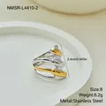 Detailweergave van de tweekleurige roestvrijstalen spiraalring met specificaties - Maat 8 / Goud Zilver Drie Lagen Vervlochten (NMSR-L4410-2)