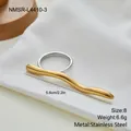 Detail van roestvrijstalen ring maat 8 met tweekleurig golvend gouden inlegontwerp - Maat 8 / Goud Zilver Contrast Golfbalk (NMSR-L4410-3)
