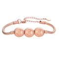 Gros plan d'un bracelet maille serpent or rose avec trois perles gravées du chiffre 2 - Chiffre 2 / Or rose