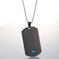 Primer plano del colgante rectangular negro mate con gema azul y cadena de bolas plateada - Chapado en oro 18K / Collar Negro