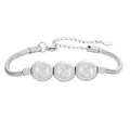 Détails de gravure du nombre 222 sur les perles d'un bracelet poli en acier inoxydable - Chiffre 2 / Acier