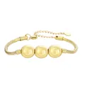 Détail du bracelet à boules dorées montrant le chiffre 3 gravé sur les perles - Chiffre 3 / Or