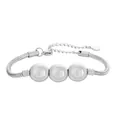 Vue détaillée du bracelet chaîne serpent en argent avec trois perles gravées du chiffre 3 - Chiffre 3 / Acier