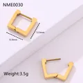 Detalles técnicos de pendientes de aro cuadrados en oro de 18K con dimensiones y peso - Estilo Geométrico Cuadrado (Estilo 4) / Dorado